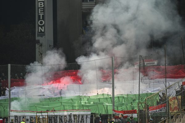 A közel hatszáz magyar szurkoló Zenicában is hazai hangulatot teremtett a válogatott számára.<br />Fotó: MTI/Illyés Tibor