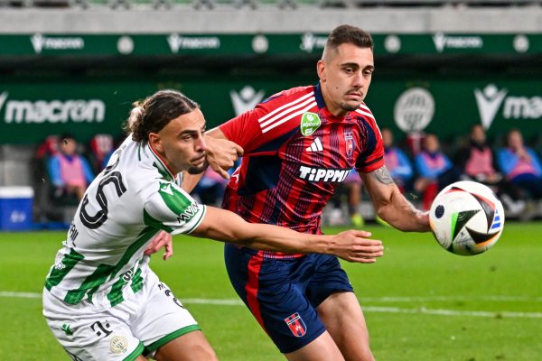 Cebrails Makreckis (b), a Ferencváros és Nejc Gradisar, a Fehérvár játékosa a labdarúgó OTP Bank Liga 10. fordulójában játszott Ferencvárosi TC-Fehérvár FC mérkőzésen a Groupama Arénában 2024. október 20-án.<br />Fotó: MTI/Illyés Tibor