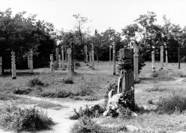 A kopjafák és fejfák végső helyükön, a Rákoskeresztúri Köztemető 301-es parcellájában. Fotó: Fortepan - Vészi Ágnes