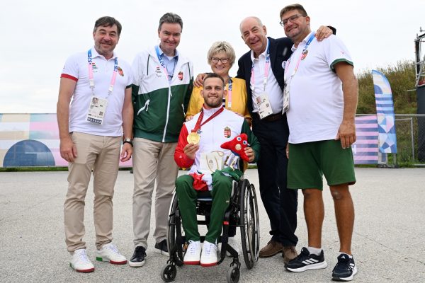 Sulyok Tamás köztársasági elnök is a helyszínen szurkolt honfitársainknak. Fotó: Magyar Paralimpiai Bizottság