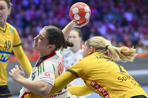 Vámos Petra (b) és a svéd Emma Lindqvist a nõi kézilabda Európa-bajnokság Svédország - Magyarország mérkőzésén a debreceni Főnix Arénában 2024. november 30-án.<br />Fotó: MTI/Czeglédi Zsolt