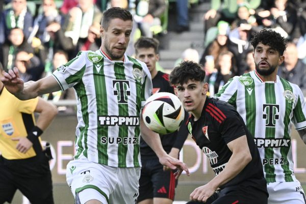 Varga Barnabás, a Ferencváros (b) és Szűcs Tamás, a DVSC játékosa a labdarúgó OTP Bank Liga 12. fordulójában játszott Ferencváros TC-DVSC mérkőzésen a Groupama Arénában 2024. november 3-án.<br />Fotó: MTI/Koszticsák Szilárd