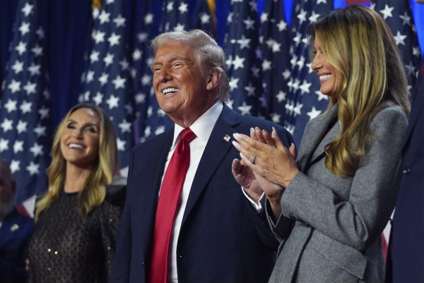 Donald Trump republikánus elnökjelölt a feleségével, Melaniával (j) és a menyével, Lara Trumppal, miután bejelentette győzelmét az amerikai elnökválasztás és kongresszusi választások utáni eredményvárón, a háttérben a floridai West Palm Beachben 2024. november 6-án hajnalban.<br />Fotó: MTI/AP/Evan Vucci