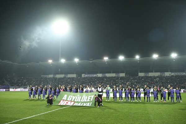 A két csapat játékosai a labdarúgó OTP Bank Liga 15. fordulójában játszott Újpest FC-Ferencvárosi TC mérkőzés kezdete előtt a Szusza Ferenc Stadionban 2024. december 1-jén.<br />Fotó: MTI/Koszticsák Szilárd