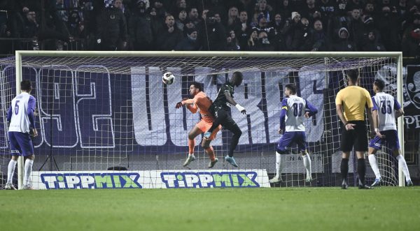 Riccardo Piscitelli (b2), az Újpest és Ibrahim Cissé, a Ferencváros játékosának párharca. <br />Fotó: MTI/Koszticsák Szilárd