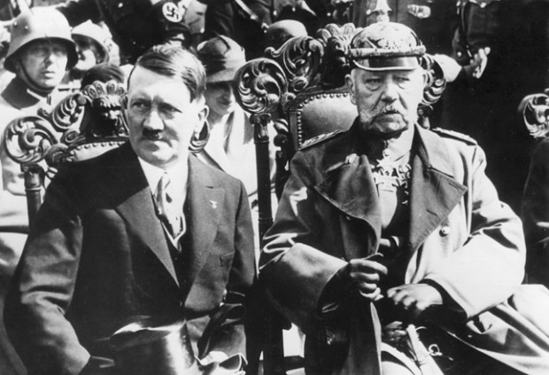 Hindenburg, a Weimari Köztársaság elnöke 1933-ban gyanútlanul kancellárrá nevezi ki Adolf Hitlert